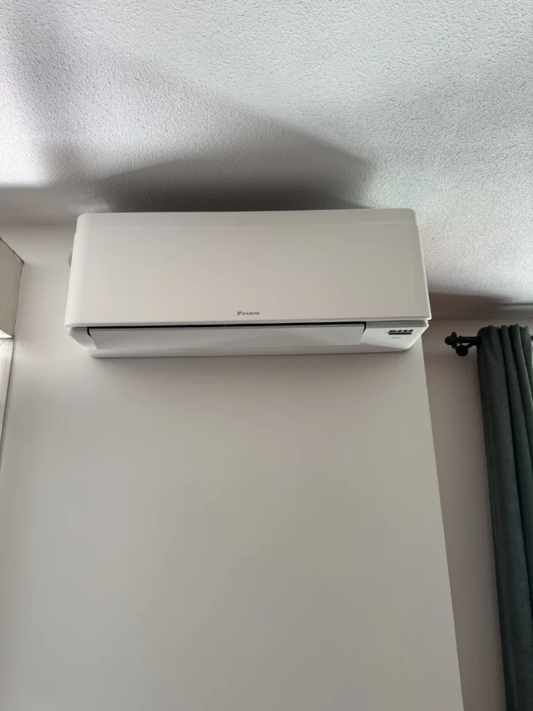 Daikin Ftxa25 installé par maclimrhone dans un sejour de 25m2
