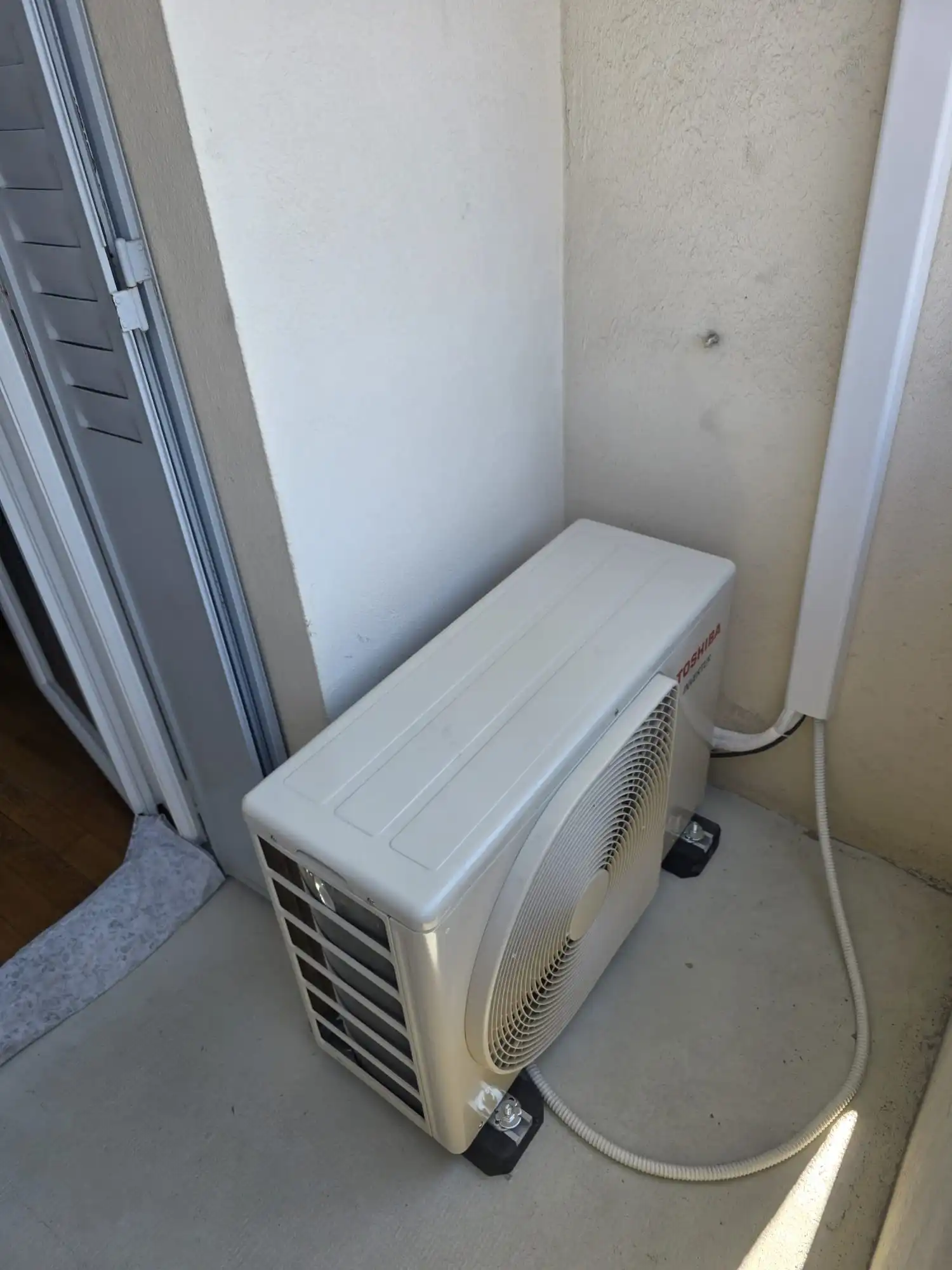 Unité extérieure Toshiba RAS-13J2AVSG-E1 installée à Lyon 7