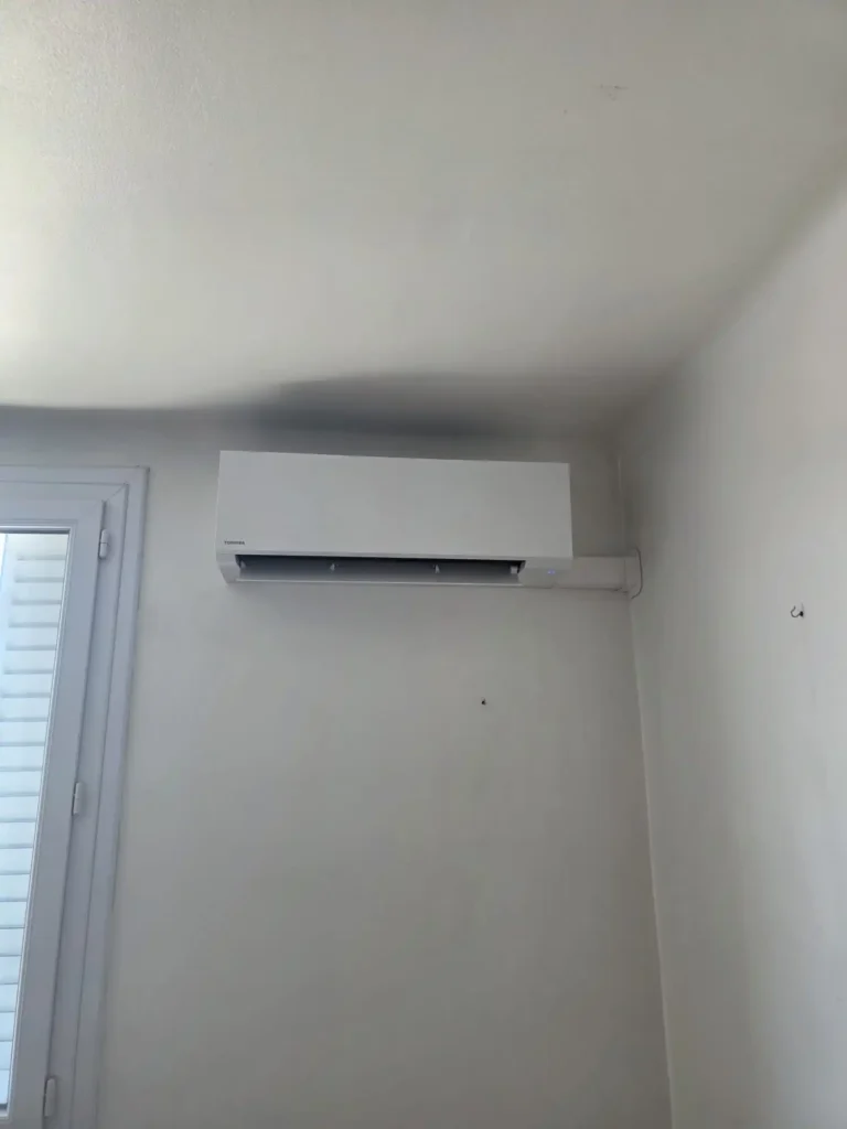 installation d'une climatisation toshiba shorai edge white unite interieure RAS-B13G3KVSG-E1